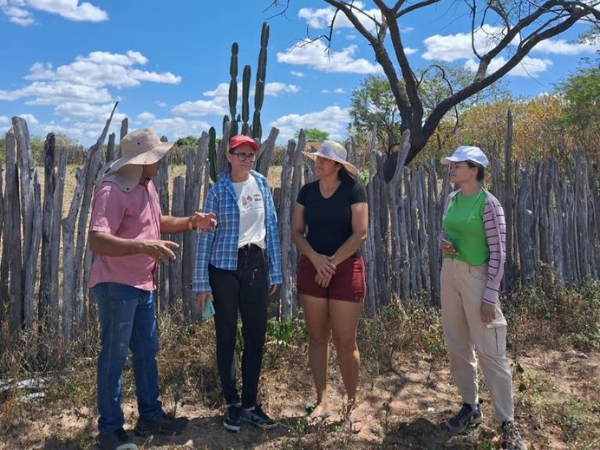 Equipe Fibras realiza encontro com agricultores